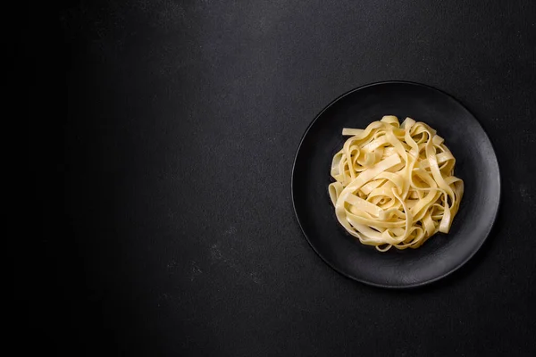Heerlijke Verse Pasta Met Pestosaus Zeevruchten Een Zwarte Plaat Tegen — Stockfoto