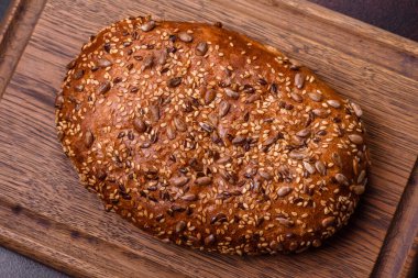 Tahta kesme tahtasının üzerinde tahıllı lezzetli çıtır ekmek.