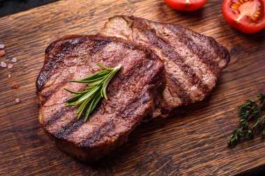 Lezzetli taze biftek, esrarlı baharatlar ve çimento kaplı otlar. Izgara yemek.