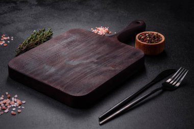 Lezzetli taze biftek, esrarlı baharatlar ve çimento kaplı otlar. Izgara yemek.