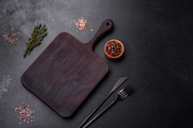 Lezzetli taze biftek, esrarlı baharatlar ve çimento kaplı otlar. Izgara yemek.