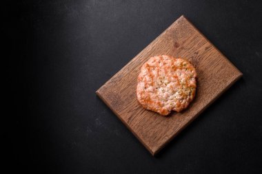 Lezzetli taze ızgara hindi eti. Baharat ve otlarla birlikte koyu beton arka planda.