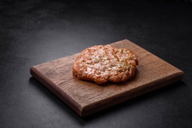 Lezzetli taze ızgara hindi eti. Baharat ve otlarla birlikte koyu beton arka planda.