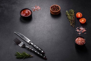 Lezzetli taze ızgara hindi eti. Baharat ve otlarla birlikte koyu beton arka planda.