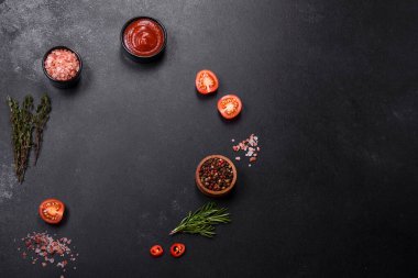 Lezzetli taze ızgara hindi eti. Baharat ve otlarla birlikte koyu beton arka planda.