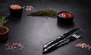 Lezzetli taze ızgara hindi eti. Baharat ve otlarla birlikte koyu beton arka planda.