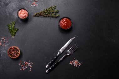 Lezzetli taze ızgara hindi eti. Baharat ve otlarla birlikte koyu beton arka planda.