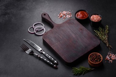 Lezzetli taze ızgara hindi eti. Baharat ve otlarla birlikte koyu beton arka planda.