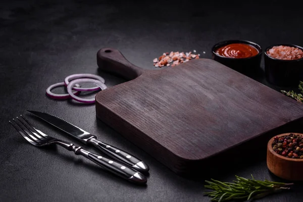 Lezzetli taze ızgara hindi eti. Baharat ve otlarla birlikte koyu beton arka planda.