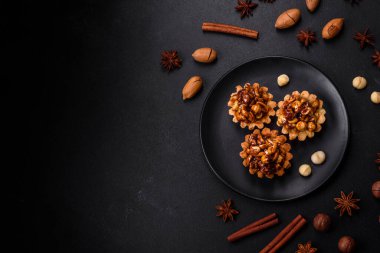 Koyu beton arka planda bal ve fındıklı tatlı bir tart. Lezzetli besleyici tatlılar