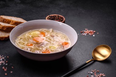 Erişteli lezzetli çorba, baharatlı tavuk ve havuçlu ve çimento kaplı otlar.