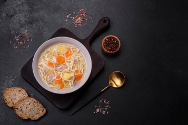 Erişteli lezzetli çorba, baharatlı tavuk ve havuçlu ve çimento kaplı otlar.