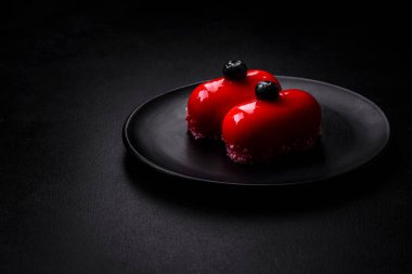 Sevgililer Günü için kırmızı kaplamalı lezzetli peynirli kekler.