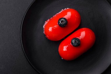 Sevgililer Günü için kırmızı kaplamalı lezzetli peynirli kekler.