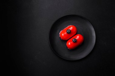 Sevgililer Günü için kırmızı kaplamalı lezzetli peynirli kekler.