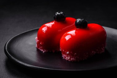 Sevgililer Günü için kırmızı kaplamalı lezzetli peynirli kekler.