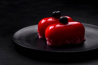 Sevgililer Günü için kırmızı kaplamalı lezzetli peynirli kekler.