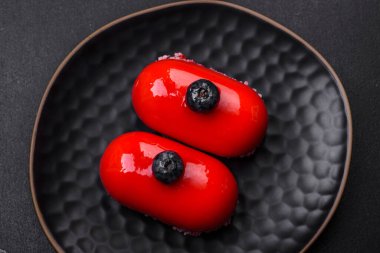 Sevgililer Günü için kırmızı kaplamalı lezzetli peynirli kekler.