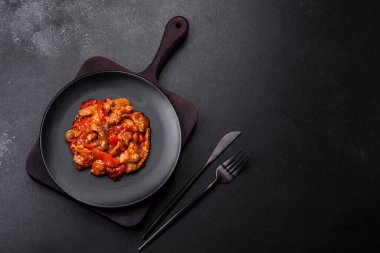 Siyah tabakta sebzeli, baharatlı ve otlu lezzetli taze risotto.