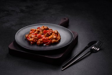 Siyah tabakta sebzeli, baharatlı ve otlu lezzetli taze risotto.