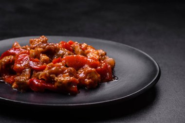 Siyah tabakta sebzeli, baharatlı ve otlu lezzetli taze risotto.