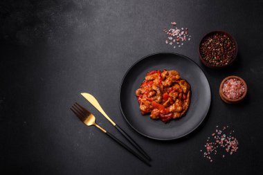 Siyah tabakta sebzeli, baharatlı ve otlu lezzetli taze risotto.