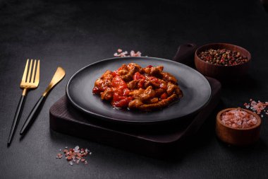 Siyah tabakta sebzeli, baharatlı ve otlu lezzetli taze risotto.