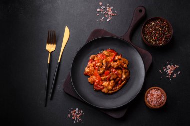 Siyah tabakta sebzeli, baharatlı ve otlu lezzetli taze risotto.