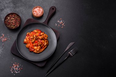 Siyah tabakta sebzeli, baharatlı ve otlu lezzetli taze risotto.