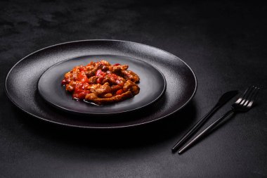 Siyah tabakta sebzeli, baharatlı ve otlu lezzetli taze risotto.