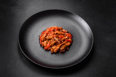 Siyah tabakta sebzeli, baharatlı ve otlu lezzetli taze risotto.