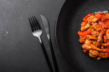 Siyah tabakta sebzeli, baharatlı ve otlu lezzetli taze risotto.