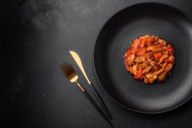 Siyah tabakta sebzeli, baharatlı ve otlu lezzetli taze risotto.