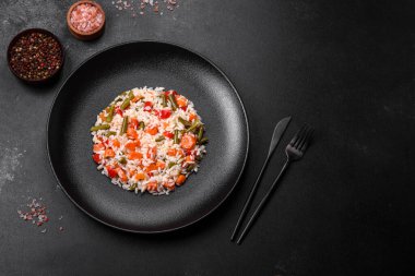 Siyah tabakta sebzeli, baharatlı ve otlu lezzetli taze risotto.