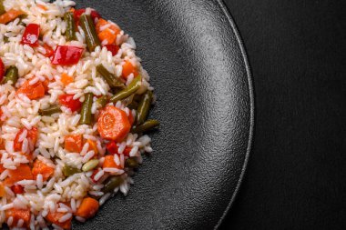 Siyah tabakta sebzeli, baharatlı ve otlu lezzetli taze risotto.