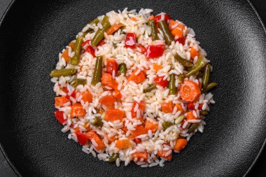 Siyah tabakta sebzeli, baharatlı ve otlu lezzetli taze risotto.