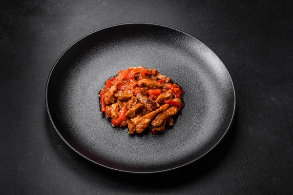 Siyah tabakta sebzeli, baharatlı ve otlu lezzetli taze risotto.