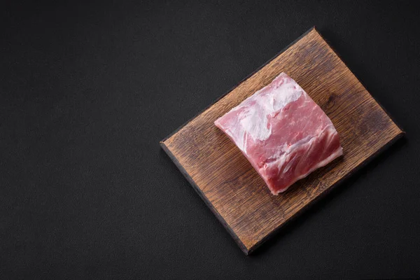 Vers Sappig Varkensvlees Een Houten Snijplank Met Specerijen Zout Een — Stockfoto