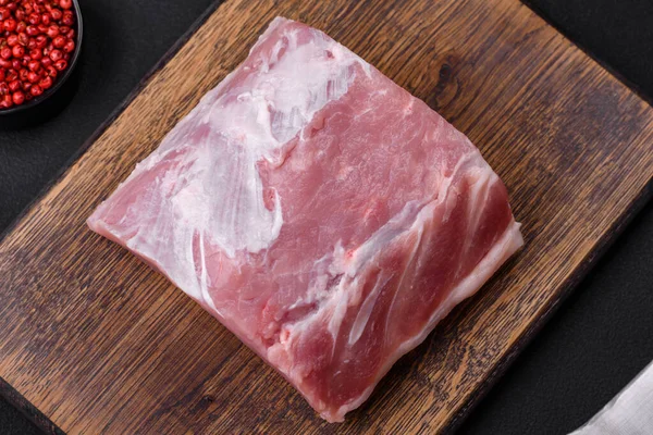 Frisches Saftiges Schweinefleisch Auf Einem Holzschneidebrett Mit Gewürzen Und Salz — Stockfoto