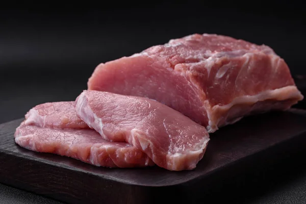 Frisches Saftiges Schweinefleisch Auf Einem Holzschneidebrett Mit Gewürzen Und Salz — Stockfoto