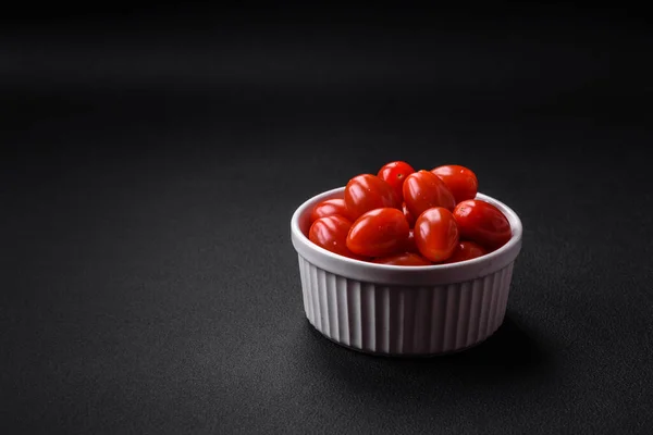 Tomates Cereja Saborosos Frescos Uma Tigela Com Nervuras Brancas Fundo — Fotografia de Stock