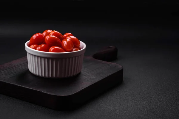 Tomates Cerises Fraîches Savoureuses Dans Bol Côtelé Blanc Sur Fond — Photo