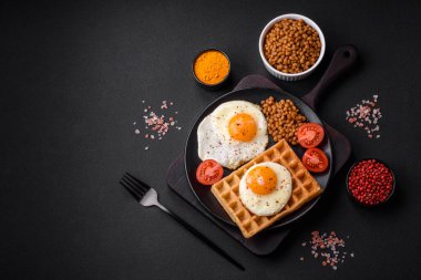 Yağda yumurta, Belçika waffle 'ı, mercimek, baharat ve çimento kaplı mikroyeşillikler içeren lezzetli ve doyurucu bir kahvaltı.