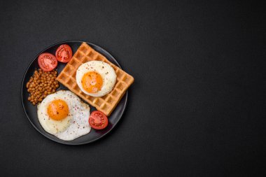 Yağda yumurta, Belçika waffle 'ı, mercimek, baharat ve çimento kaplı mikroyeşillikler içeren lezzetli ve doyurucu bir kahvaltı.