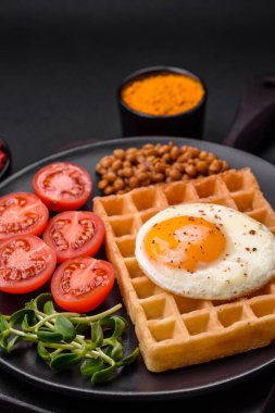 Yağda yumurta, Belçika waffle 'ı, mercimek, baharat ve çimento kaplı mikroyeşillikler içeren lezzetli ve doyurucu bir kahvaltı.