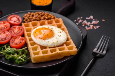 Yağda yumurta, Belçika waffle 'ı, mercimek, baharat ve çimento kaplı mikroyeşillikler içeren lezzetli ve doyurucu bir kahvaltı.