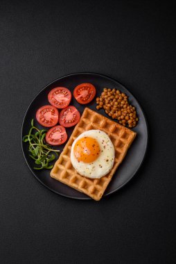 Yağda yumurta, Belçika waffle 'ı, mercimek, baharat ve çimento kaplı mikroyeşillikler içeren lezzetli ve doyurucu bir kahvaltı.