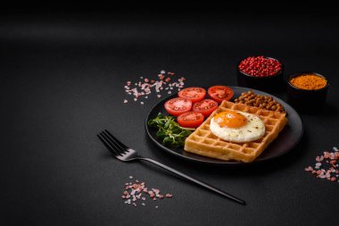 Yağda yumurta, Belçika waffle 'ı, mercimek, baharat ve çimento kaplı mikroyeşillikler içeren lezzetli ve doyurucu bir kahvaltı.