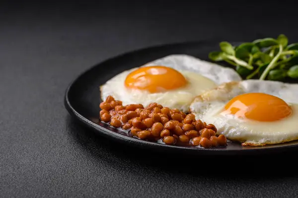 Leckeres Herzhaftes Frühstück Bestehend Aus Zwei Spiegeleiern Linsen Aus Der — Stockfoto