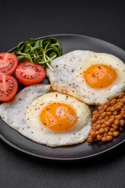 Leckeres Herzhaftes Frühstück Bestehend Aus Zwei Spiegeleiern Linsen Aus Der — Stockfoto